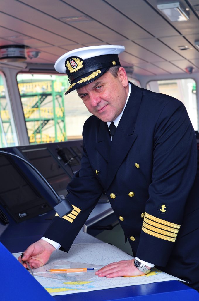 what does a cruise ship captain do